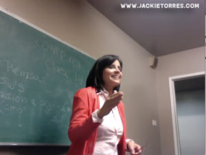 Jackie Torres enseñando clase de escribir