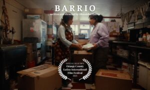 Escena de película "Barrio". Madre e hija platican dentro de una panaderia