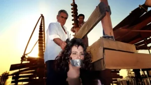 Erick Del Castillo y Jackie Torres en una escena donde un narco va a ejecutar a una sicaria